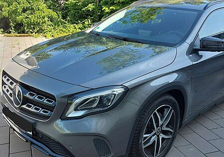 Mercedes-Benz GLA 220 4Matic 7G-DCT