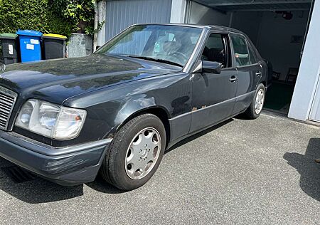 Mercedes-Benz E 220 w124