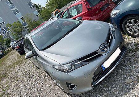Toyota Auris Hybrid Life+