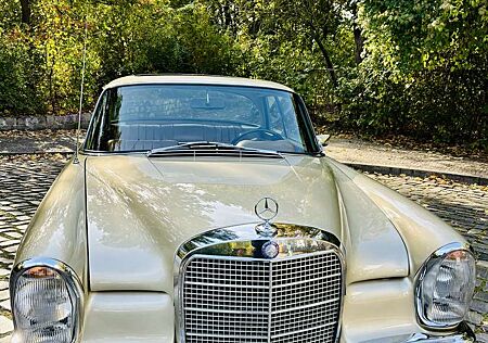 Mercedes-Benz S 280 Vollrestauriertes W111 H/ TÜV neu, Klima