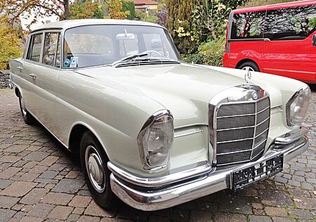 Mercedes-Benz 220 SEB Limousine W111 Sechszylinder 120 PS
