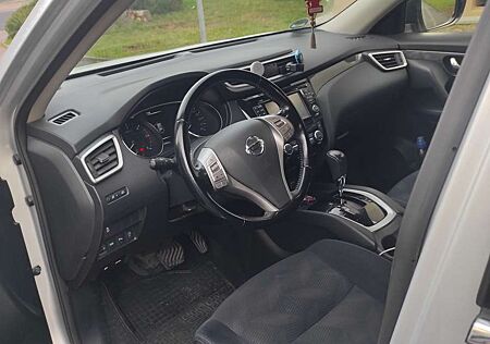 Nissan X-Trail 2.0 dCi Xtronic Acenta Im Auto sind 7 Sitzplätze
