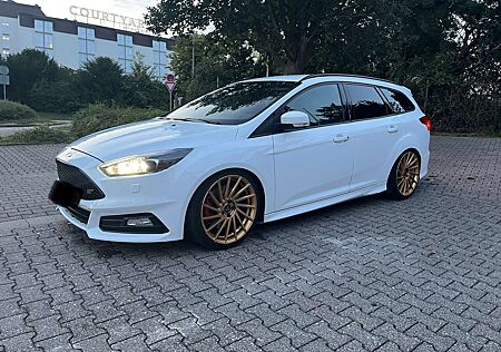 Ford Focus Turnier 2.0 ST mit Leder-Sport-Paket