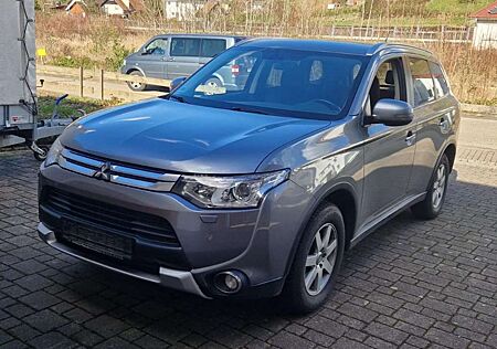 Mitsubishi Outlander 4WD mit Anhängerkupplung