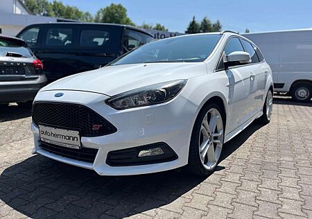 Ford Focus ST 2.0 EcoBoost 250 PS Winterpaket