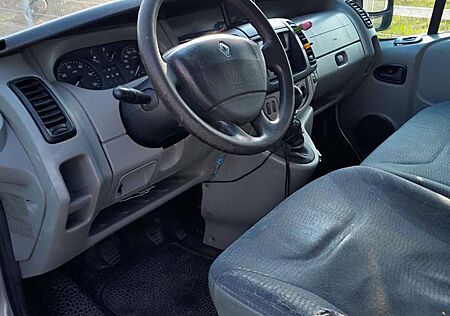 Renault Trafic L1H1 2,7t (8/9 Sitze) verglast
