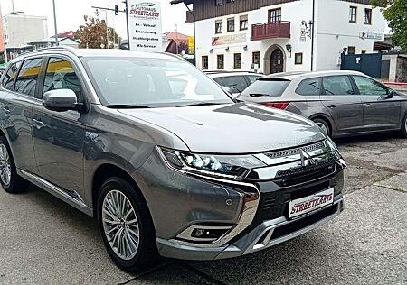 Mitsubishi Outlander PHEV Plus Spirit 4WD 1. Hand AHK Kamera Vollleder