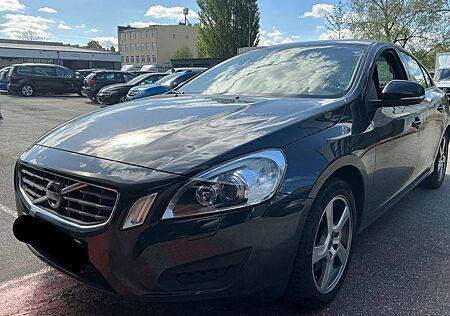 Volvo S60 2.4 D5 Kinetic Lim.|1.Hand|AHK|DSTC|Xenon