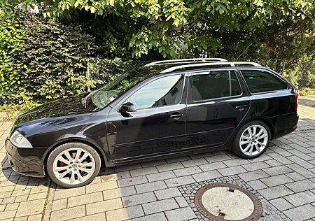 Skoda Octavia Combi 2.0 TDI DPF RS - wenig km / 8-fach bereift