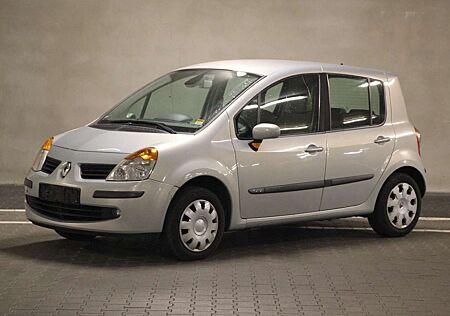 Renault Modus 1.6 Automatik Privilege von älterer Dame