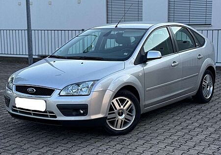 Ford Focus 1.6 Ti-VCT Ghia / 82.000 km / TOP ZUSTAND
