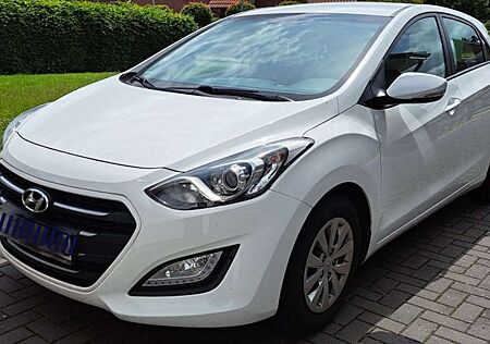 Hyundai i30 1.4 Classic Navigation TÜV neu b. 07.27 1. Hand