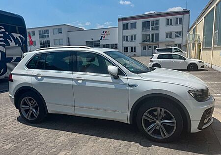 VW Tiguan Volkswagen 2.0 TDI Highline 4Mot.°DSG°AHK°R-LINE