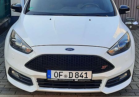 Ford Focus Turnier 2.0 EcoBoost ST mit Leder-Exclusiv-Paket