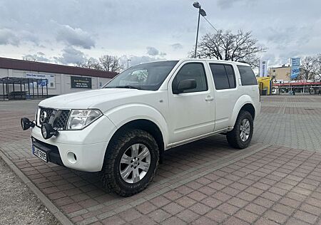 Nissan Pathfinder 2.5 dCi LE