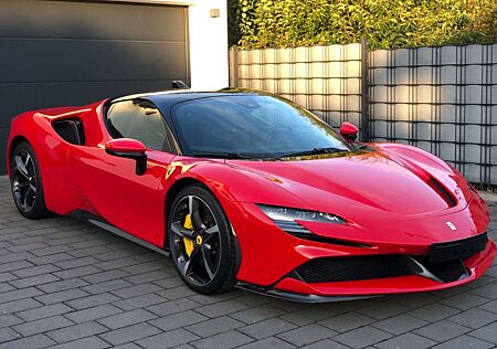 Ferrari SF90 Stradale 1.Hand Carbon Lift JBL Garantie