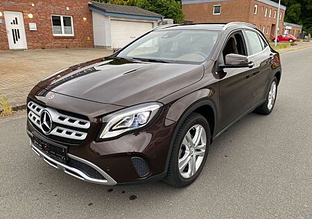 Mercedes-Benz GLA 200 GLA -Klasse Leder 2.Hand nur 39Tkm Pano
