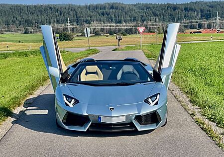 Lamborghini Aventador LP 700-4 Roadster*CARBON Aussen&Motor