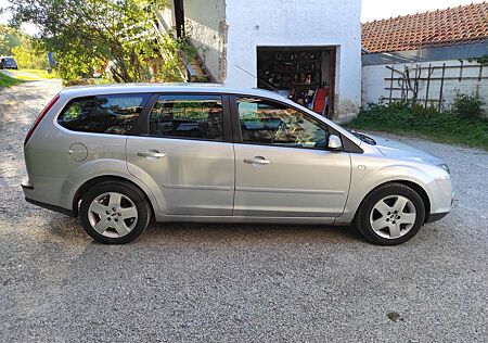 Ford Focus gebraucht kaufen Ford Focus Turnier 1.6 16V Ghia