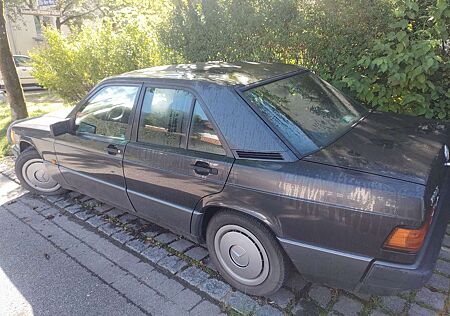 Mercedes-Benz 190 E 1.8 mit wenigen km rostfrei aus San Marino