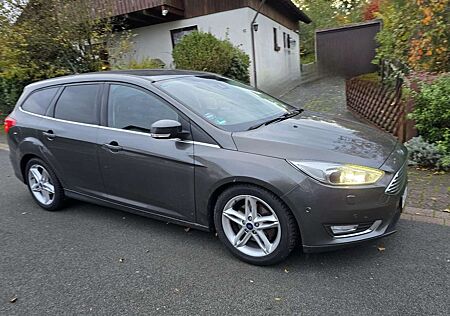 Ford Focus Turnier 2,0 MK3 Titanium (Bi-Xenon,DAB, SHZ,PDC)