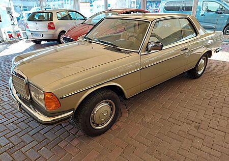 Mercedes-Benz 230 CE W123 Automatik Familienbesitz 120650 KM