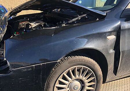 Alfa Romeo 147 147  5-Türer 1.6 TS 16V