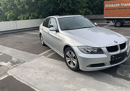 BMW 320i 320 Automatik,Leider.