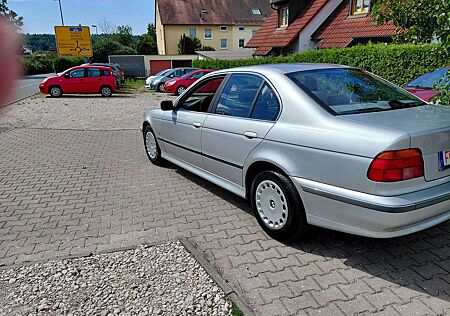 BMW 520i 520 Scheckheft gepfl. Tüv 7/27 4x neue Allwr.