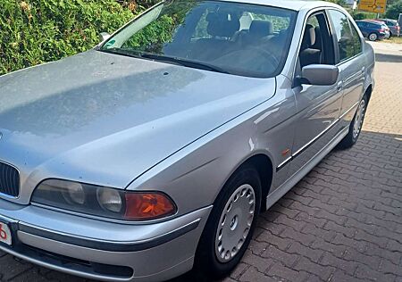 BMW 520i 520 Scheckheft gepfl. Tüv 7/27 4x neue Allwr.