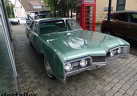 Oldsmobile Delta 88 4-door Sedan