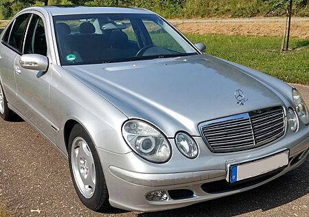 Mercedes-Benz E 220 Scheckheft bei MB, 2. Hand, EURO4, Gepflegt