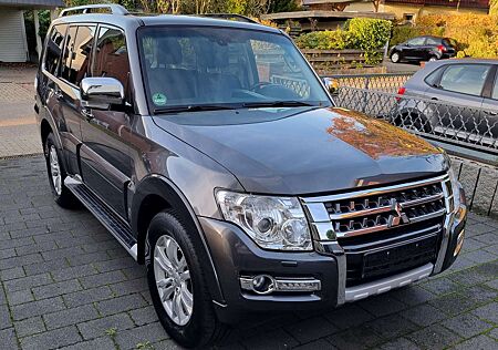 Mitsubishi Pajero 3.2 DI-D Top 7-Sitzer Standheizg., AHK