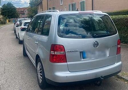 VW Touran Volkswagen 2.0 TDI DPF DSG Highline