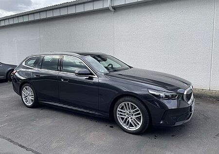 BMW i5 eDrive40 Touring, wie neu, NP ca. 78600.-