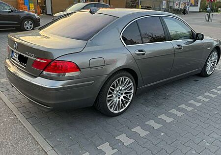 BMW 740i 740