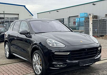 Porsche Cayenne Turbo S SPORT-CHRONO-PLUS