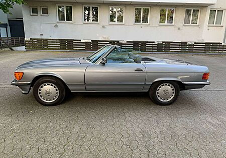 Mercedes-Benz SL 560 R107