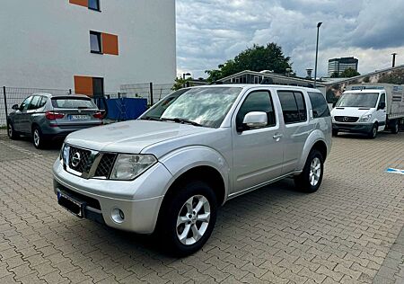 Nissan Pathfinder 2.5 dCi SE 4x4 * 7- Sitzer *