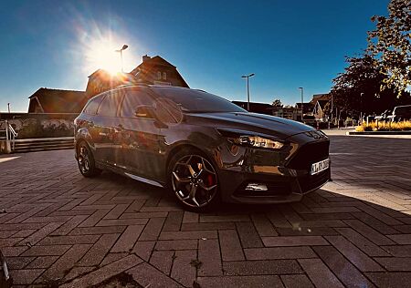 Ford Focus Turnier 2.0 TDCi Aut. ST mit Leder-Sport-Paket