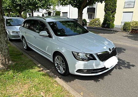 Skoda Superb Combi 2.0 TDI DSG 4x4 Anhängerkupplung Navi PDC