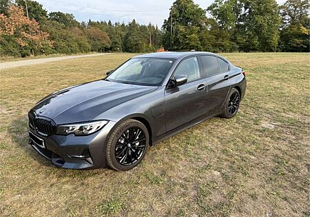BMW 330 e Sport Line - Top Austattung - Gepfleg