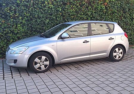 Kia Cee'd Ceed / Ceed 1.4 16V Kundendienst Scheckheftgepflegt