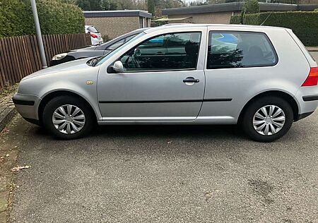 VW Golf Volkswagen 4, 1.Hand, silber, TÜV neu