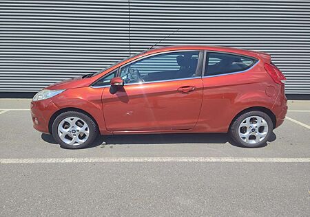Ford Fiesta 1.3i Titanium KLIMAAUTOMATIK+ALUFELGEN Allwetter