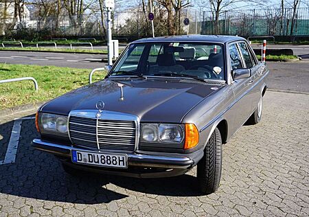 Mercedes-Benz E 230