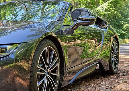 BMW i8 Roadster - HUD, Laserlicht, Aerodynamik Paket, Harman-Kardon, grösserer Tank, Shadow Line, Keramik Applikationen uvm.