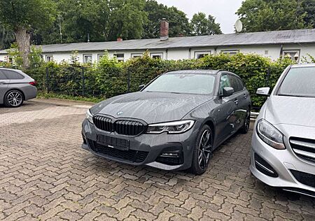 BMW 330 e Touring xDrive M Sport AHK HUD PANO LEDER