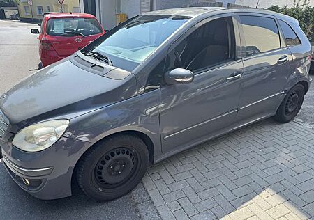 Mercedes-Benz B 200 / SEID VIELEN JAHREN IM BESITZ / FOLIERT /