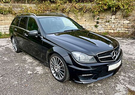 Mercedes-Benz C 63 AMG Bi-Xenon, Kamera, TÜV, Service neu !